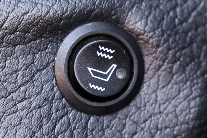 운전석 열선 스위치 : 승무원의 편의성을 높이기 위해 의자에 열선 적용