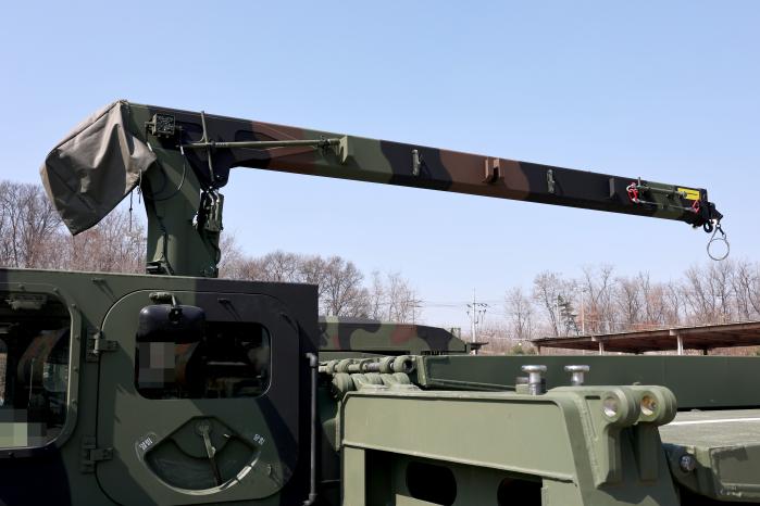 크레인 장치 : 램프 인양과 설치를 위해 유압으로 작동하는 장비