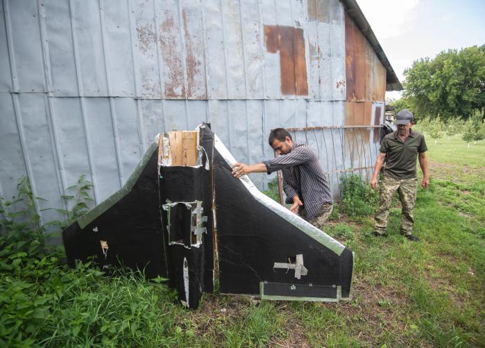 우크라이나 농부들이 지난 3일 키이우 지역에서 우크라이나군에 의해 격추된 러시아 샤헤드-136(게란-2) 드론을 보여주고 있다. EPA·연합뉴스
