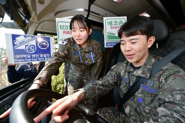 공군11전투비행단 장병이 연비 향상을 위한 퓨얼 컷(Fuel-cut) 운행법 특별 교육을 받고 있다. 사진 제공=오은영 중사