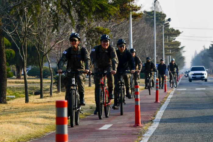 공군1전투비행단 장병들이 에너지 절약을 위해 자전거를 타고 퇴근하고 있다. 사진 제공=김시현 하사