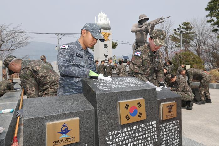 해군교육사령부 전투병과학교 전투체계학부 교관 등 장병들이 24일 경남 창원시 진해루해변공원에 있는 고(故) 한주호 준위 동상을 찾아 참배한 뒤 환경정화 활동을 하고 있다. 이날 활동은 한 준위 추모행사와 서해수호의 날을 앞두고 서해수호 55용사의 숭고한 희생정신을 기리기 위해 추진됐다. 하상수(중령) 전투체계학부장은 “한주호 준위를 추모하고, 서해수호 영웅들의 유지를 이어 나가겠다”고 다짐했다. 조종원 기자