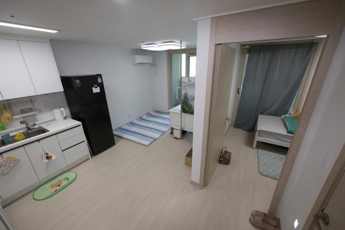 국방부는 간부들의 사생활 보장과 주거 여건 개선을 위해 내년 상반기까지 간부 숙소 ‘1인 1실’ 100% 확보를 추진하고 있다. 경기 파주시 1인 가구형 LH 행복주택 간부 숙소의 모습. 조종원 기자