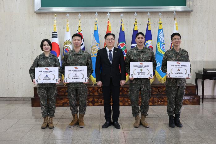 육군이 24일 개최한 ‘2025년 안전육군 히어로즈’ 시상식에서 전창영(가운데) 전투준비안전단장과 수상자들이 기념촬영을 하고 있다. 부대 제공