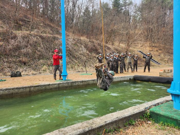 육군39보병사단 기동대대 장병들이 유격훈련 중 장애물을 극복하고 있다. 부대 제공