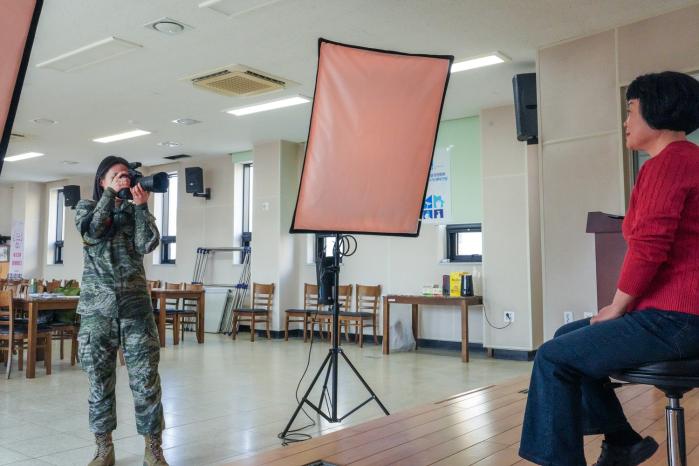 해병대 연평부대가 23~24일 가족사랑 사진·장수 사진 촬영 행사를 진행한 가운데 장병이 사진을 촬영하고 있다. 부대 제공