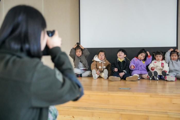 해병대 연평부대가 23~24일 가족사랑 사진·장수 사진 촬영 행사를 진행한 가운데 장병이 사진을 촬영하고 있다. 부대 제공