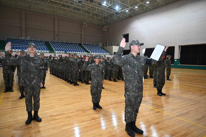 24일 해군사관학교에서 진행된 140기 사관후보생 입교식에서 사관후보생들이 입교선서를 하고 있다. 부대 제공