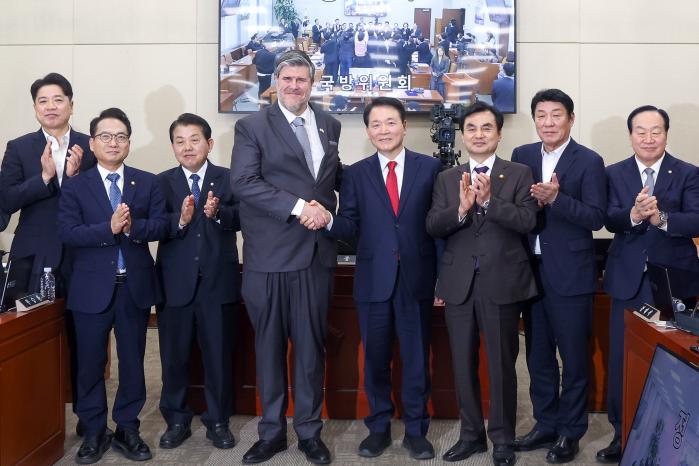 24일 열린 국회 국방위원회 전체회의에서 국방위원들이 ‘한·캐나다 간 국방·방산 협력 확대를 위한 결의안’을 채택한 후 기념사진을 찍고 있다. 왼쪽부터 부승찬·박선원·김병주 의원, 필립 라포튠 주한캐나다 대사, 성일종 국방위원장, 안규백 국방부 장관, 강대식·한기호 의원. 이경원 기자
