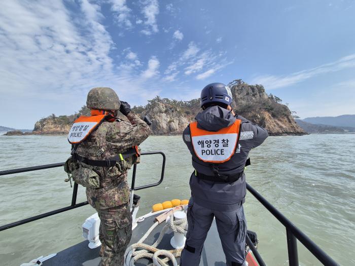 육군31보병사단 횃불여단이 24일 전개한 관계기관 합동 도서수색작전에서 군·경이 합동 해상 수색정찰을 하고 있다. 사진 제공=김태민 중위