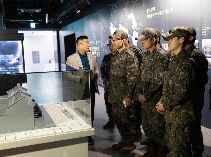 육군52보병사단 장병들이 24일 ‘민주주의와 헌법적 가치 수호’ 체험형 정신전력교육의 하나로 서울 서대문구 국립대한민국임시정부기념관을 방문해 전시해설을 듣고 있다. 부대 제공
