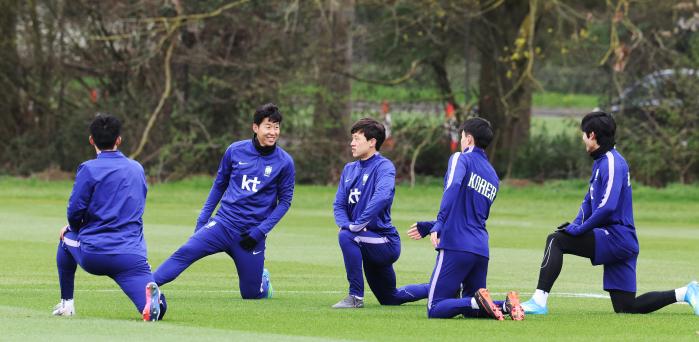 코트디부아르와 평가전을 앞둔 축구 국가대표팀 선수들이 24일(현지시간) 영국 런던 북서쪽 밀턴킨스에서 실시한 첫 훈련에서 몸을 풀고 있다. 연합뉴스