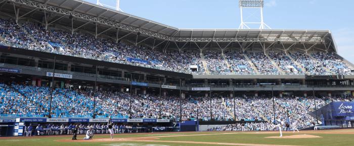 2026 월드베이스볼클래식(WBC)에서 17년 만에 8강에 진출한 한국 프로야구가 봄바람을 타고 출범 45번째 시즌에 들어간다. 지난 22일 대구 삼성라이온즈파크에서 열린 프로야구 삼성 라이온즈와 LG 트윈스의 시범경기에서 관중석이 팬들로 가득 차 있다. 연합뉴스