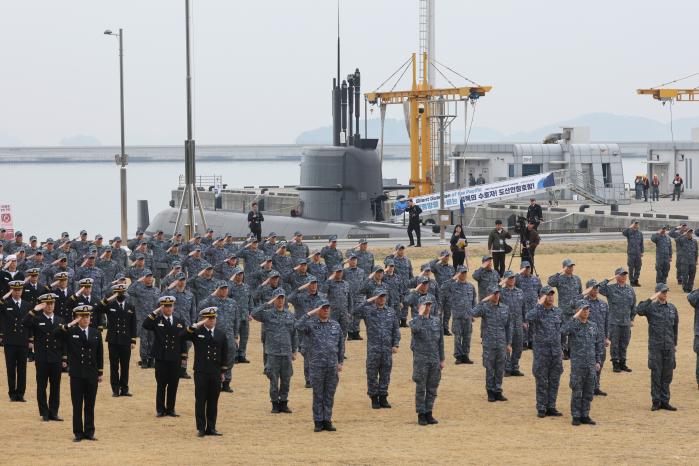 25일 해군잠수함사령부에서 열린 ‘한국·캐나다 해군 연합협력훈련’ 참가전력 출항 환송행사에 참석한 장병들이 경례하고 있다. 해군의 3000톤급 잠수함 1번 함인 도산안창호함은 이번 훈련 참가를 위해 대한민국 잠수함 역사상 최초로 태평양을 횡단한다. 조종원 기자