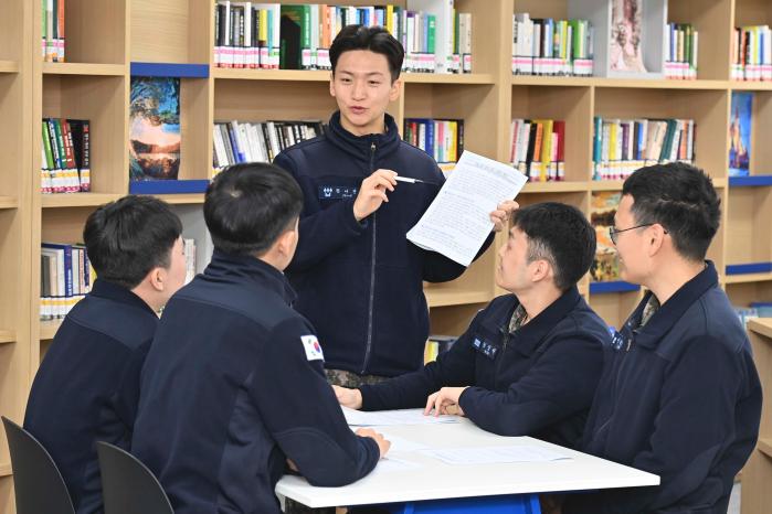 공군20전투비행단 정어진(가운데) 정신전력교육담당이 부대원들과 월간 정신전력퀴즈를 풀고 있다. 부대 제공