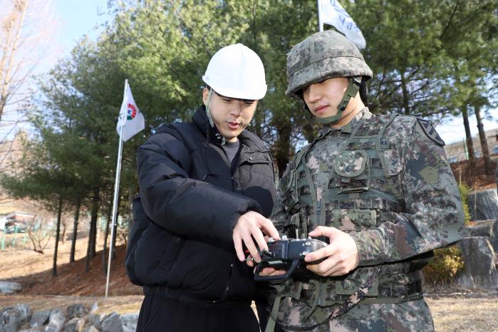 육군55보병사단 예비군기동대 감시정찰반 대원이 전문 강사에게 드론 교육을 받고 있다. 사진 제공=김윤수 군무주무관