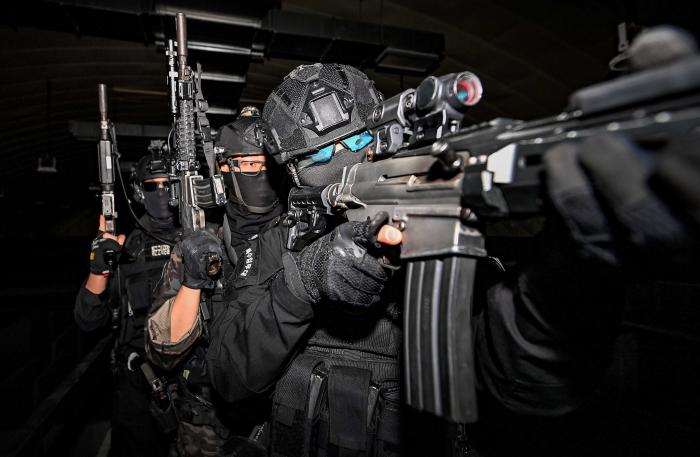 25일 진행된 해군2함대 육·해·공군 특수임무부대 합동훈련에서 대원들이 테러범에게 접근하기 위해 건물 내부를 수색하고 있다. 사진 제공=황정민 중사(진)