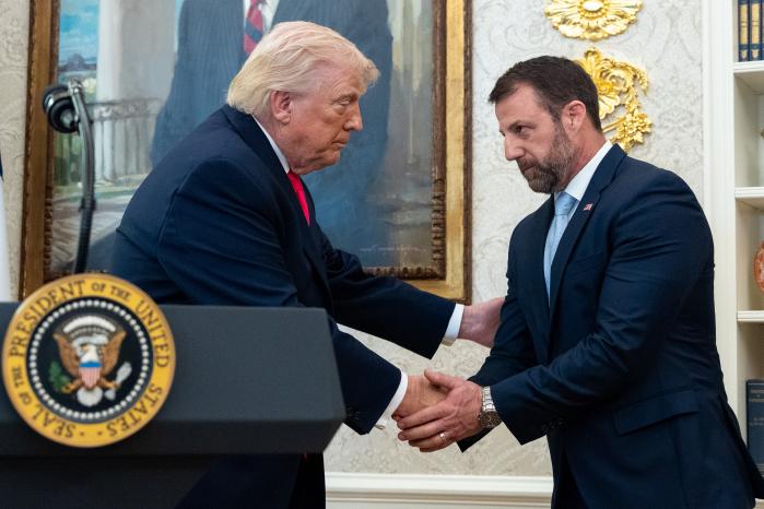 도널드 트럼프(왼쪽) 미국 대통령이 24일(현지시간) 워싱턴 백악관 집무실에서 2기 집권 이후 처음으로 교체한 국토안보부 장관 마크웨인 멀린과 악수하고 있다. 연방 상원의원(공화·오클라호마) 출신인 멀린 장관은 아메리카 원주민인 체로키족 혈통이며, 레슬링 선수 출신으로 프로 이종격투기(MMA)에서 활동한 이력이 있다. AP·연합뉴스