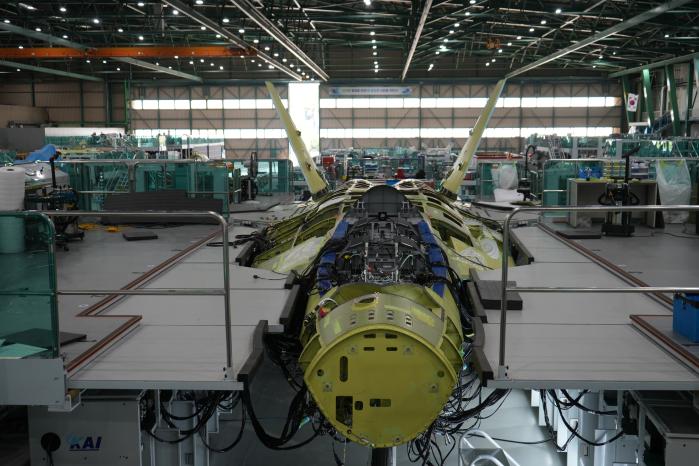 KF-21 전투기 동체 최종 조립 모습.