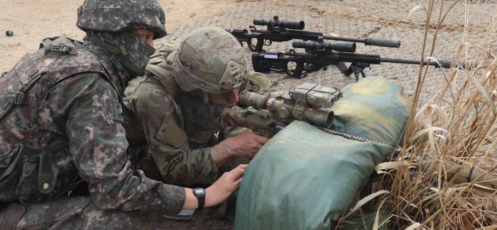 육군8기동사단 장병과 미 11공정사단 기병대대 장병이 연합 저격수 사격을 준비하고 있다. 사진 제공=이건 하사