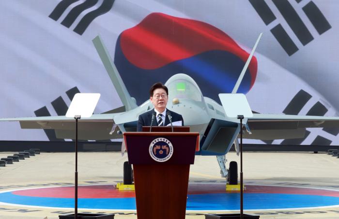 이재명 대통령이 25일 경남 사천시 한국항공우주산업에서 열린 KF-21 양산 1호기 출고식에서 축사를 하고 있다. 연합뉴스
