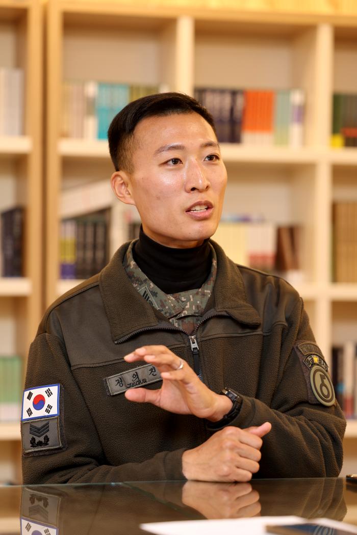 육군5보병사단 포병여단 승리포병대대 정의진 상사가 군 생활에 임하는 마음가짐과 향후 목표 등을 밝히고 있다.