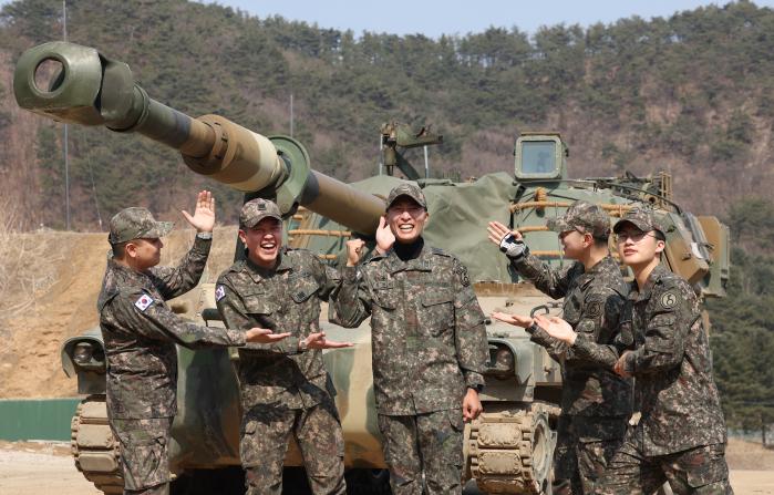 정의진 상사가 포대 전우들의 응원을 받으며 파이팅을 외치고 있다.