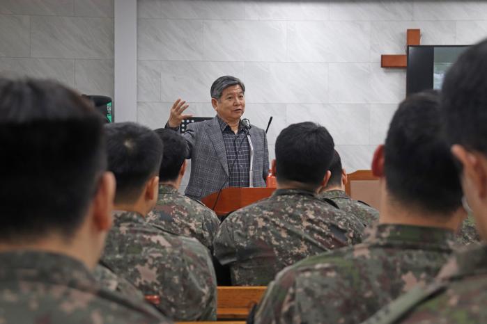 김영식 예비역 대장이 육군5보병사단 통일대대 간부들을 대상으로 강연을 하고 있다. 부대 제공