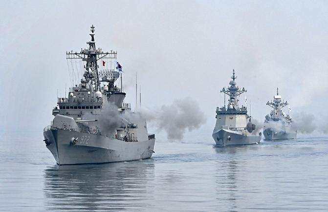 "우리의 바다, 기필코 지킨다" 해군2함대 을지문덕함(맨 앞)&middot;서울함(가운데)&middot;경기함이 25일 서해상에서 대함 일제사격을 하고 있다. 해군은 제11회 서해수호의 날을 맞아 해군&middot;해병대 서해수호 55용사의 숭고한 희생을 기리고 필승의 전투 의지 고양을 위해 지난 24일부터 27일까지 동&middot;서해에서 해상기동훈련을 강도 높게 진행하고 있다. 해군 제공