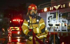 공군1전투비행단 소방구조요원이 화재가 난 건물 외벽에 집중 방수를 지원하고 있다. 사진 제공=박석우 중위