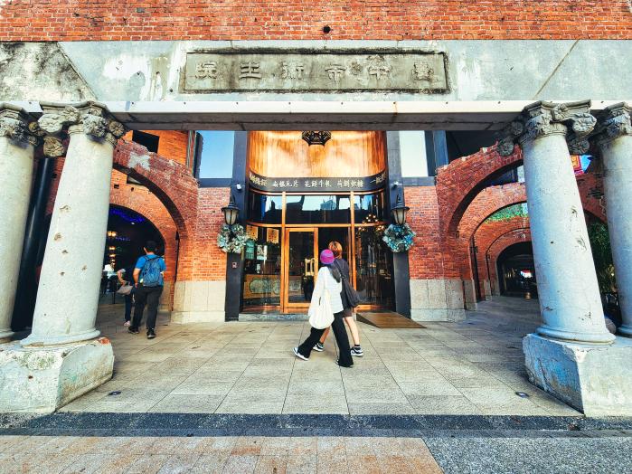 타이중의 건축유산 재사용의 상징적 사례 ‘궁원안과’. 타이중 도시재생의 정수를 보여 주는 랜드마크다.