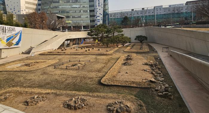 훈련원 당시의 연못, 우물, 건물지 유적.