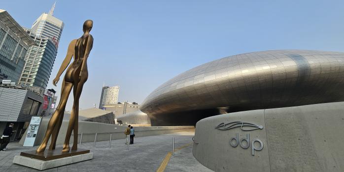 동대문 구장에 들어선 동대문디자인플라자.