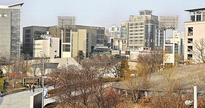 DDP에 남아 있는 옛 동대문야구장 조명탑 시설.