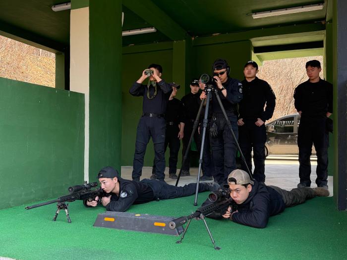 육군7기동군단 군사경찰대대가 매봉산사격훈련장에서 전개한 ‘군·경 합동 저격수 훈련’ 참가자들이 저격술을 연마하고 있다. 사진 제공=상현수 대위