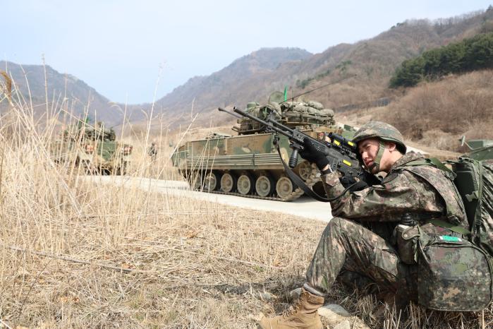 육군수도기계화보병사단 재구대대 장병이 ‘2026년 전반기 전술훈련’ 중 K21보병전투장갑차에서 하차해 주위를 경계하고 있다. 사진 제공=이정민 대위