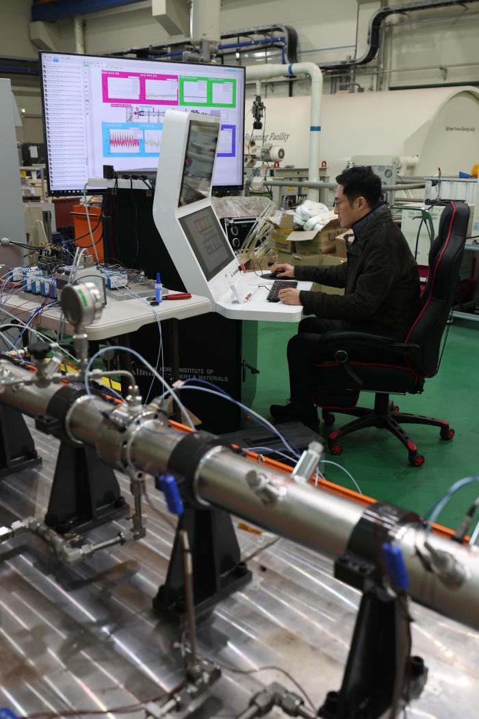 함정 프로펠러의 수중 마모도와 운용 환경을 가상 공간에서 실시간 예측하는 연구 성과를 설명하는 기계연 연구진.