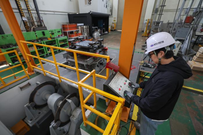 기계연 연구진이 군함 장비의 내구성을 시험하는 충격실험을 하고 있다