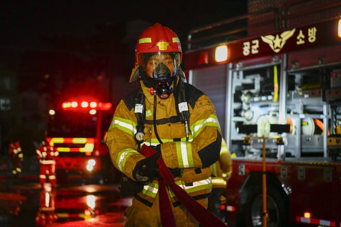 공군1전투비행단 소방구조요원이 화재가 난 건물 외벽에 집중 방수를 지원하고 있다. 사진 제공=박석우 중위