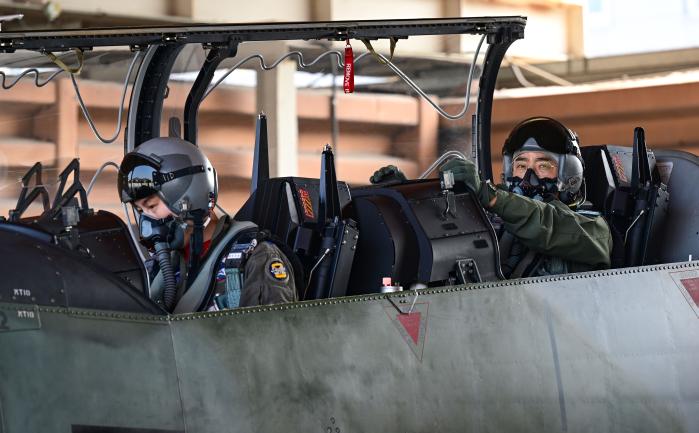 차준선(오른쪽) 공군작전사령관이 26일 원주기지에서 군사대비태세 점검을 위한 지휘비행 전 KA-1 무장공중통제기를 점검하고 있다. 부대 제공