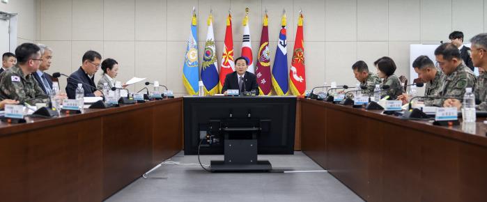 이두희(가운데) 국방부 차관이 26일 전군 감사관계관 회의를 주재하면서 엄정한 감사활동으로 군사대비태세 확립을 뒷받침할 것을 강조하고 있다. 이윤청 기자