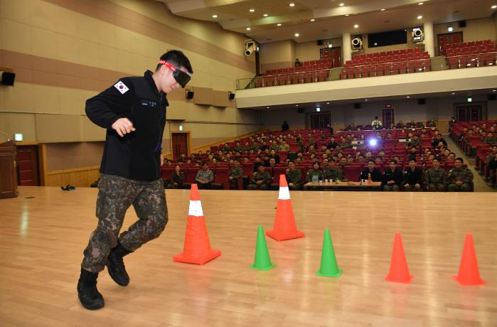 25일 공군17전투비행단이 개최한 ‘찾아가는 음주운전 예방 및 실습 교육’에서 한 장병이 음주운전 체험 고글을 착용한 채 장애물 앞을 걷는 실습을 하고 있다. 사진 제공=전용태 원사
