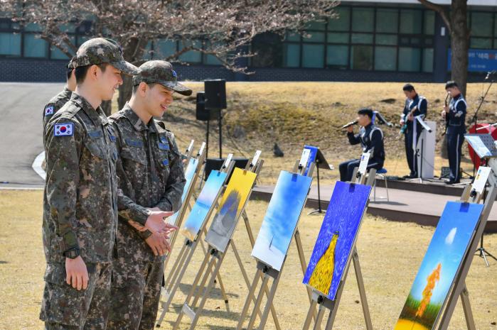26일 공군교육사령부 장병들이 음악과 함께하는 사진 전시회에서 전시된 작품들을 관람하고 있다.