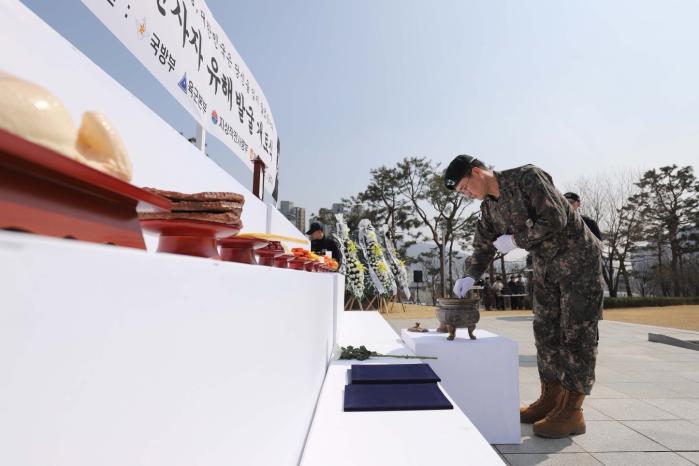 예민철 육군55보병사단장이 26일 경기 광주시 호국보훈공원에서 열린 6·25전쟁 전사자 유해발굴 개토식에서 분향하고 있다. 부대 제공
