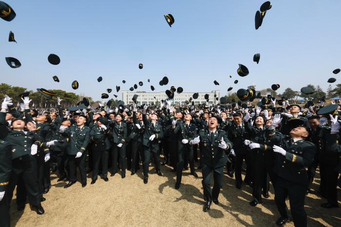 육군이 26일 육군부사관학교에서 거행한 올해 첫 부사관 임관식에서 신임 부사관들이 정모를 하늘로 던지며 임관을 자축하고 있다.