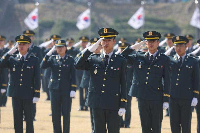 신임 부사관들이 경례하고 있다.