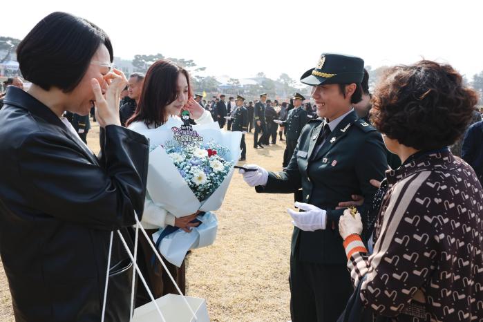 가족들의 축하를 받고 있는 신임 부사관.