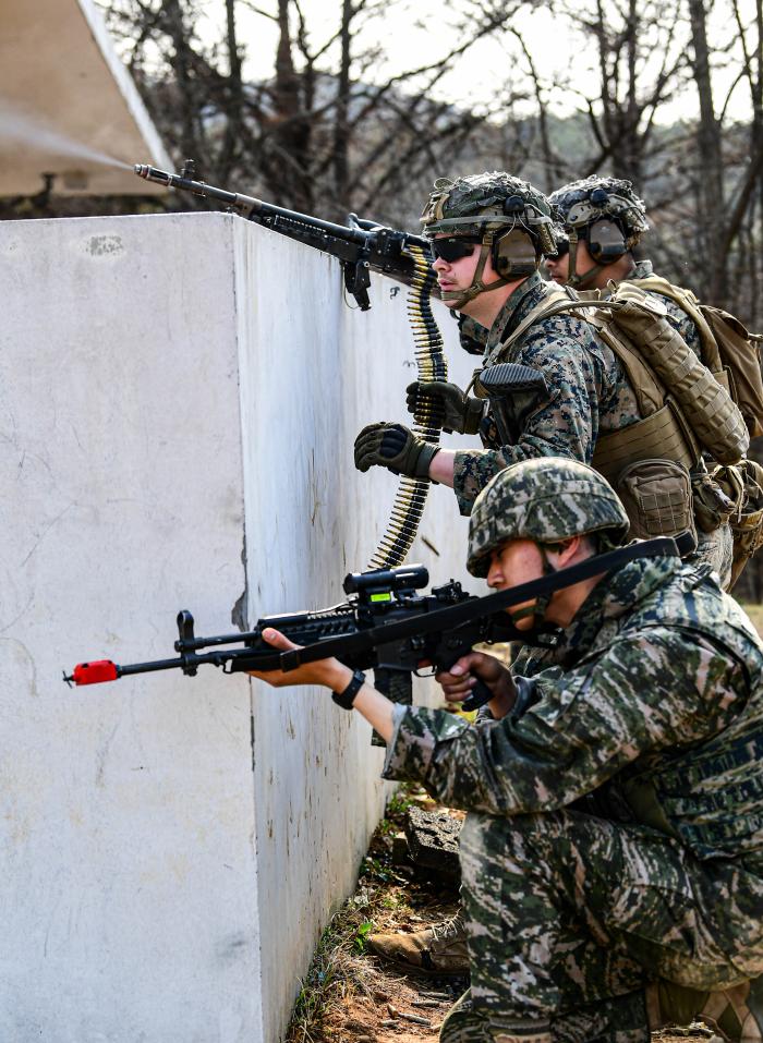 해병대2사단 26-1차 KMEP 연합 보병훈련에 참가한 한미 해병대 장병들이 소부대 전술훈련의 하나로 연합팀을 편성해 건물에 진입하고 있다. 부대 제공