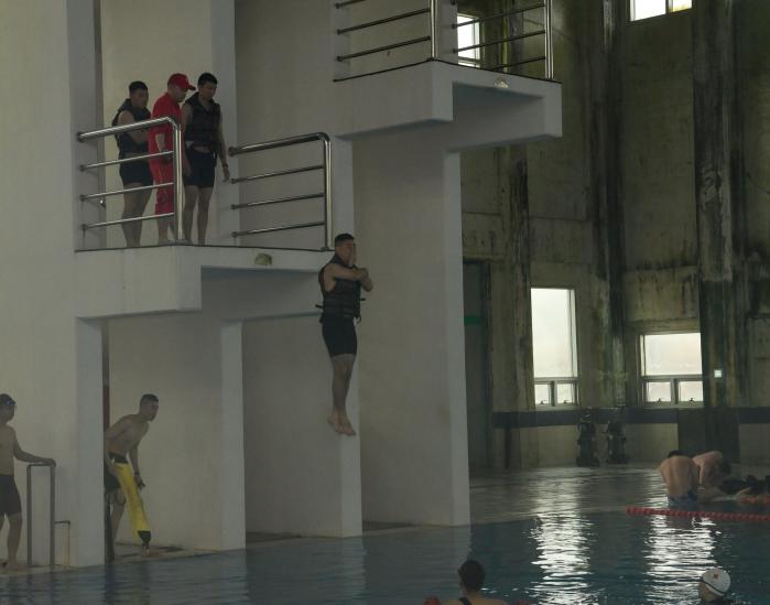 해병대군수단 정비대대와 미 3해병군수단 장병들이 전투수영 훈련을 하고 있다. 사진 제공=박관호 대위