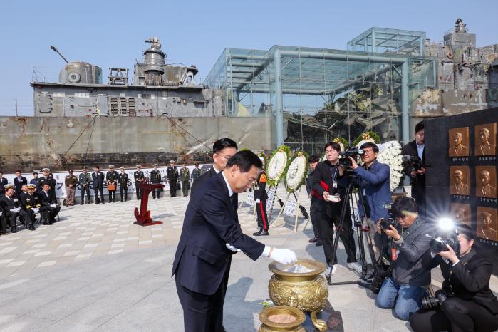 이두희 국방부 차관이 분향하고 있다.